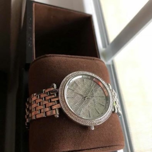 ❗️SOLD ❗️Michael Kors Darci Crystal Watch - Picture 4 of 5